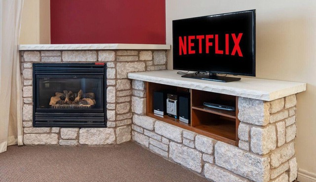 Resort Style w/Balcony, Hot Tub and Full Kitchen