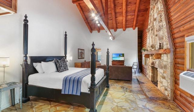 Resort Suite Across the Street from Market Days - Sleeps 4!