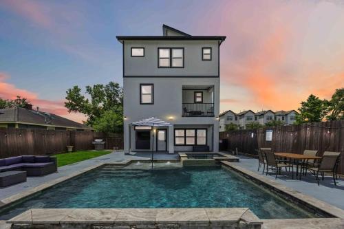 Resort vibe with Pool and Hot tub Downtown skyline views