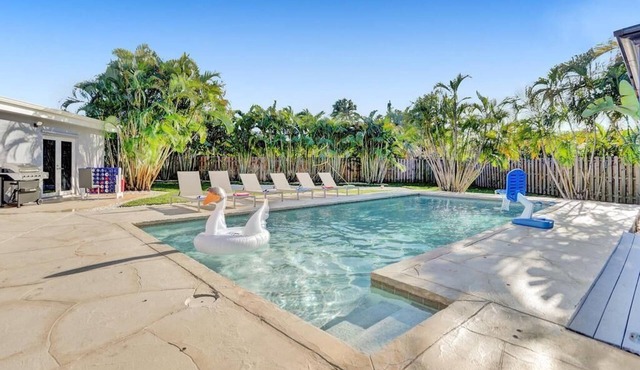 Resort Villa 6BR Heated Pool Beach Volleyball Game Room Mini Golf