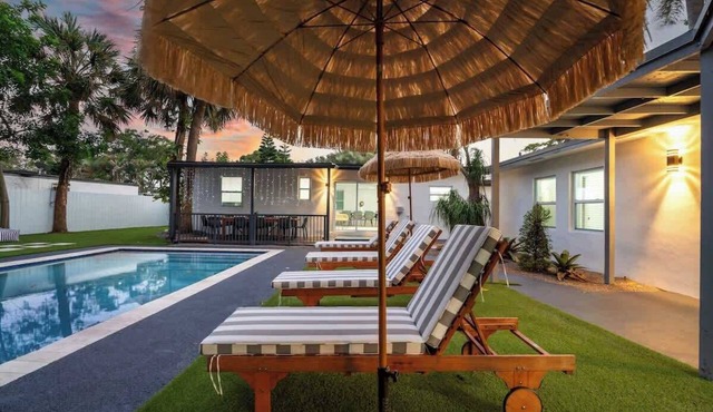Resort Villa | Modern Pool | Outdoor Dining | Tanning Ledge