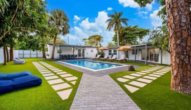 Resort Villa Modern Pool Outdoor Dining