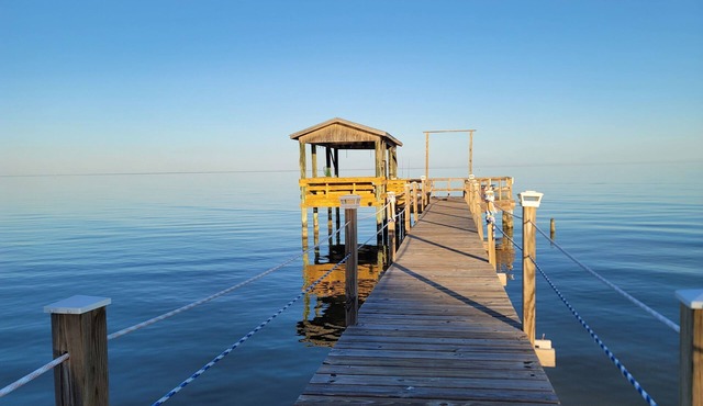 Resort, Waterfront Private Pier, Kayaks, Wi-Fi, Dedicated workspace.