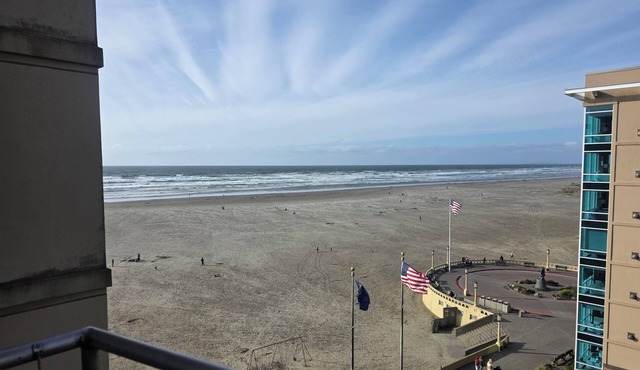 Resort with 3 bedrooms in Seaside, OR. Beautiful view of Beach and pool.