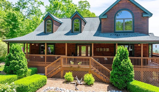 Rest at Mountain Crest Luxury Cabin Sleeps 20