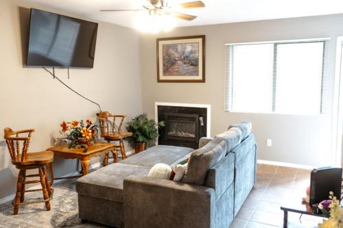 Rest Easy Retreat - 2BR Near SHSU - Pool - WiFi - Free Parking
