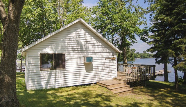Rest Haven, a 2BR lakefront cabin near the beach at Riverside Resort