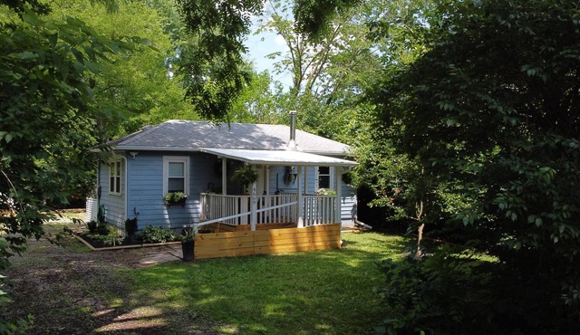 Rest Haven Cottage: Cozy oasis on 3 acres, near shopping/food/entertainment