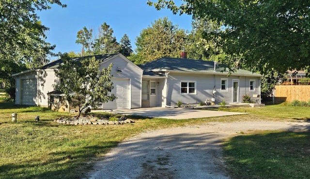 Rest Haven Farmhouse: Cozy 2BR on 3-acres, family-friendly, near attractions