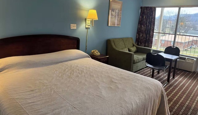 Rest in King Bed Room w/Wardrobe, Private Bath, and Scenic Nearby Parks