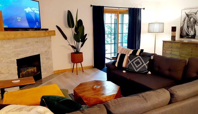 REST IN THE FOREST RECENTLY REMODELED VILLA WALKING DISTANCE FROM STARVED ROCK