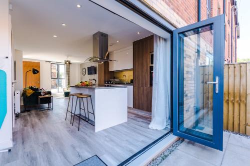 Rest&Recharge at Waterway House (4 Bedrooms, 7 Beds, 2 Bathrooms, Free parking)