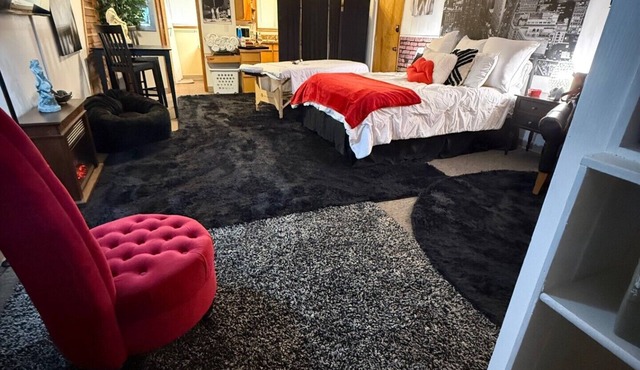 Rest Relax Rendezvous - Your Romantic Getaway! Studio in soothing Vancouver!