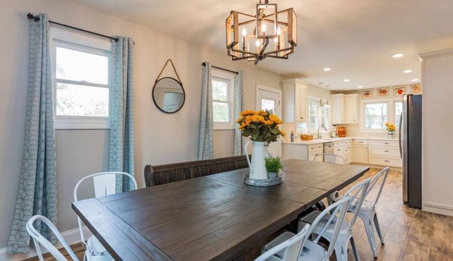 Restaurants, coffee shops, breweries walking distance. 6 minute drive downtown.