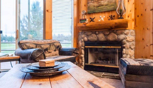 Restful 3-bedroom chalet at Eagle Crest with AC on the golf course.