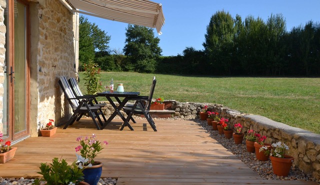 Restful and relaxing holiday cottage in South West France with swimming pool