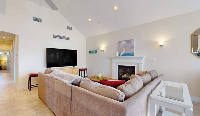 Restful getaway with pool, tennis, patio, fireplace, jetted tub, & central AC