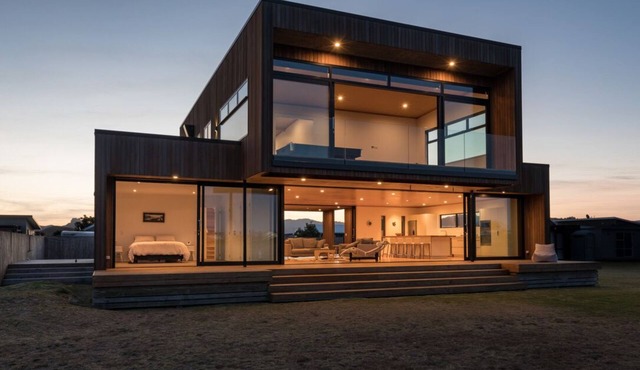 Restful, Lakeview, Golf Green, Architect's unique Bach.