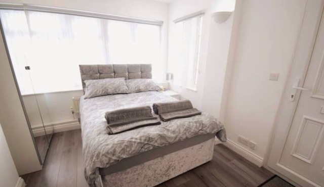 Restful, Lovely, Modern Flat in Excellent Location