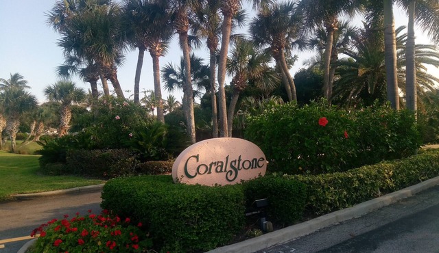 Restful, luxurious beach retreat with fitness room and WiFi in Vero Beach