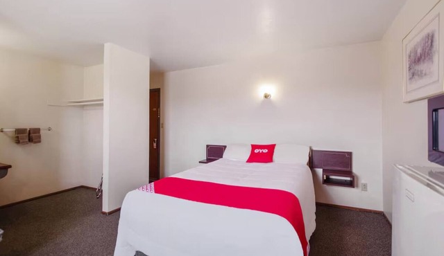 Restful Nights at Comfortable + Budget-Friendly Queen Room