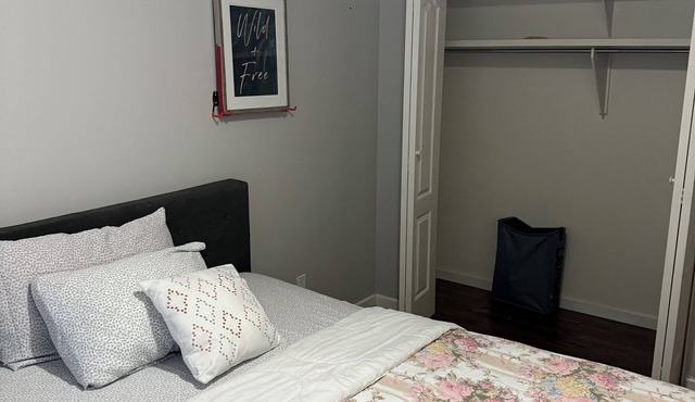 Restful Pause on your Journey-14 mins to Airport, 3 beds, 1.5bath up to 6 guests