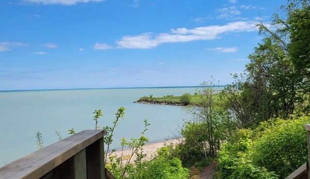 Restful Portside Retreat! 2 minute walk to the beach