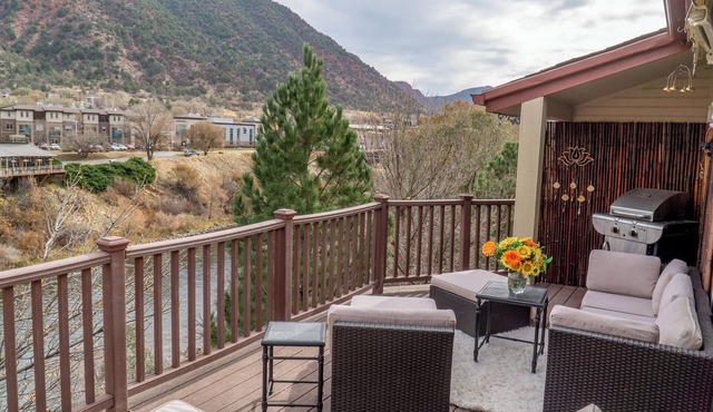 Restful Retreat on the River, minutes from downtown