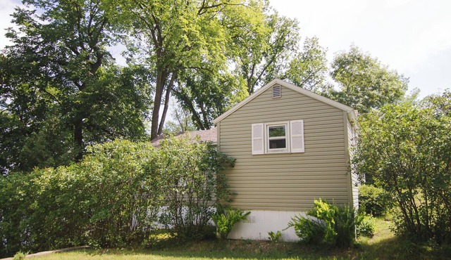 Restful Retreat, deluxe 2BR lakefront cabin with private fire pit