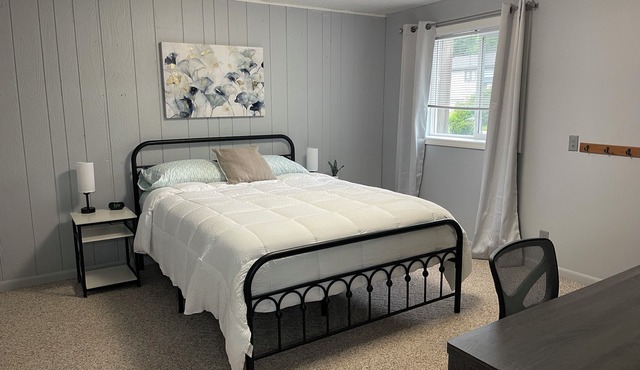 Restful Retreat. Quiet neighborhood. Perfect location. Close to the interstate.