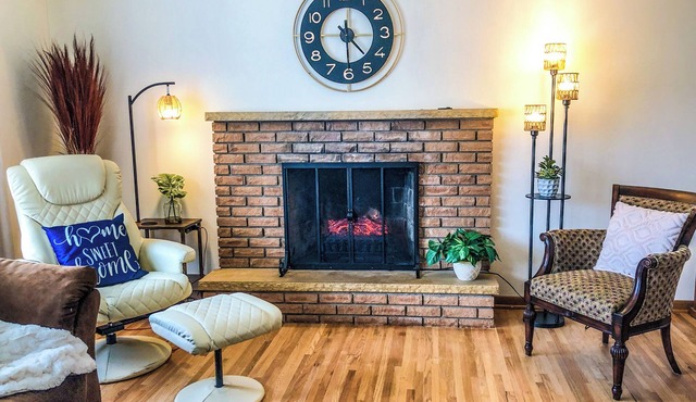 Restful Richfield Retreat with Attached Gargage and King Bed. MSP & Shopping.