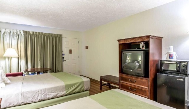 Restful Room w/Pet-Friendly Options, Free Breakfast & On-Site Dining