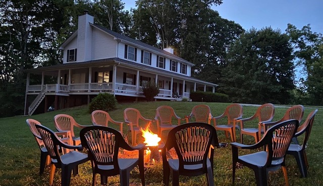 Restful Rustic Farmhouse on Lake Cumberland