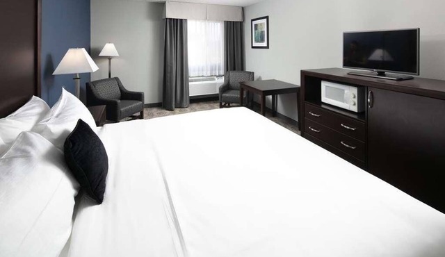 Restful Stay at Red Lion Inn & Suites Sequim! Pool, Free Breakfast and Parking!