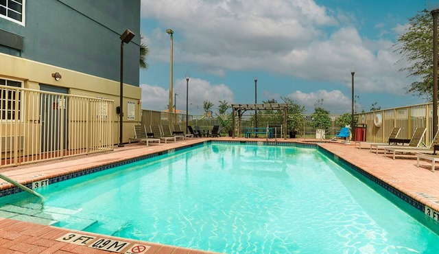 Restful Stay in Doral | Pool, Gym, Free Parking, BBQ, Pet-friendly!