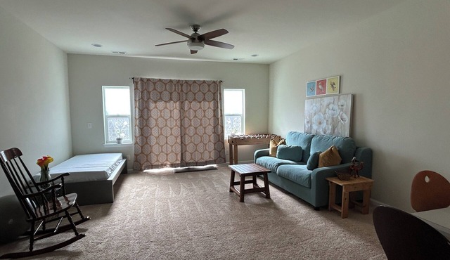 Restful townhome with a separate entrance in Renton. Close to lot of amenities.