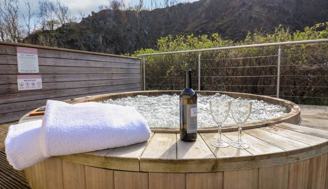 RESTHARROW LODGE, pet friendly, with hot tub in Bamburgh