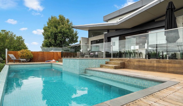 Resthaven by Ready Set Stay- Solar heated pool & Pet friendly