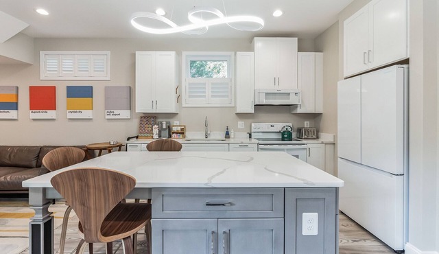 Reston Tiny House – Pristine 1BR, King Bed, Hot Tub, Close to IAD, Tysons & DC.