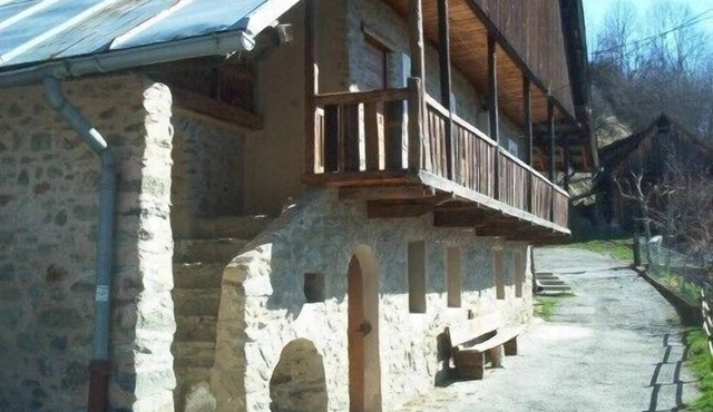 Restored 18th century chalet, calm and conviviality 5 km from the resorts
