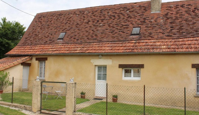 Restored cottage with fireplace, private garden, pets allowed