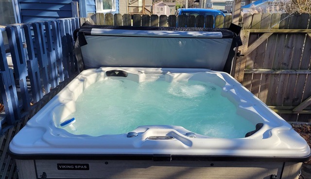 Restoration - Romantic Getaway with Hot Tub, Deck, Fully Fenced-In Backyard, Bonfire Ring, Grill, A/C, and Great Location! Also dog-friendly!