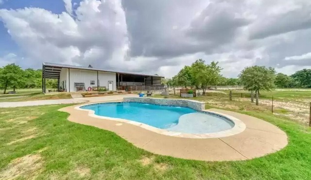 Restore 38 Ranch: Hidden gem w/3br, pool, porch