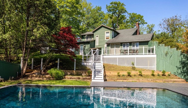 Restored 1890 Farmhouse, Pool, Hot Tub, Four Acres