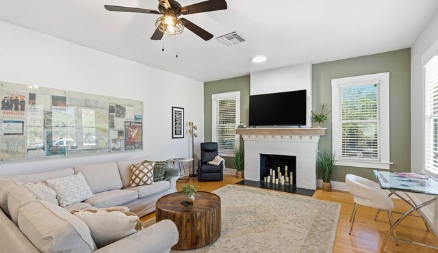 Restored 1919 Boutique 3BR Home Walk to 4th Ave & UA