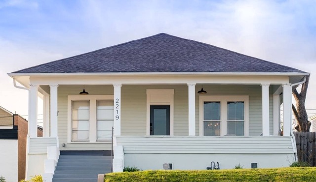 Restored 1930s Uptown Bungalow 2 min. to Magnolia Silos