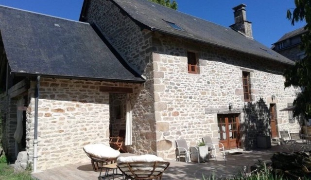 Restored 19th-century farmhouse between nature and village with all amenities.