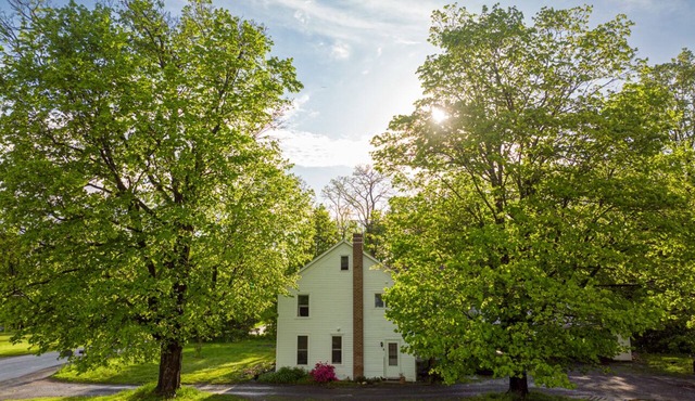 Restored 19th century farmhouse apartment 2 -charming farmland and town culture!