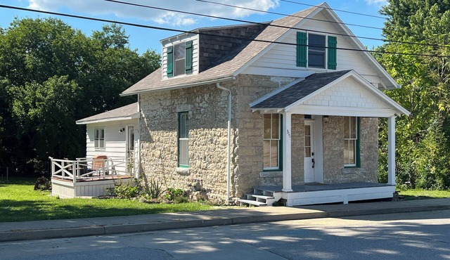 Restored 2-bedroom cottage in beautiful California, MO