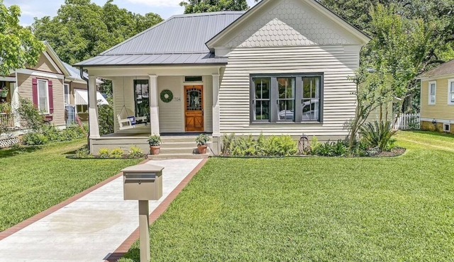 Restored 3BR/2BA Home in Smithville's Historic District-10 min. walk to downtown